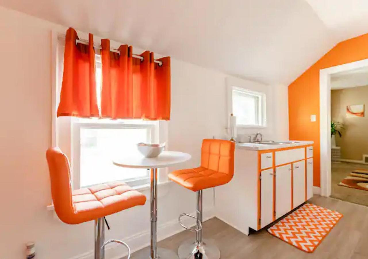 La Naranja Retreat - Cozy Duplex Near Downtown With Parking, 300 Mb Wifi & Self Check In Cleveland
