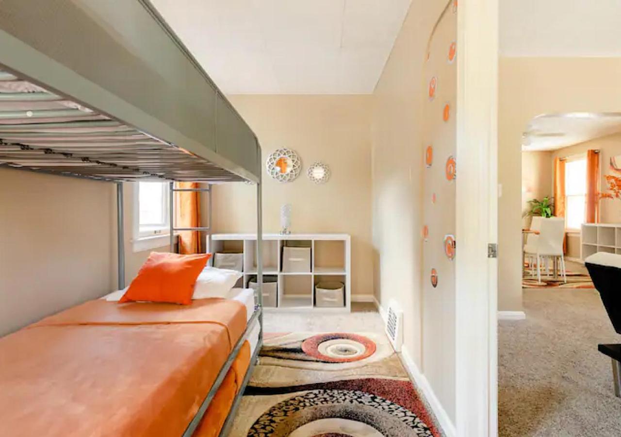 La Naranja Retreat - Cozy Duplex Near Downtown With Parking, 300 Mb Wifi & Self Check In Cleveland